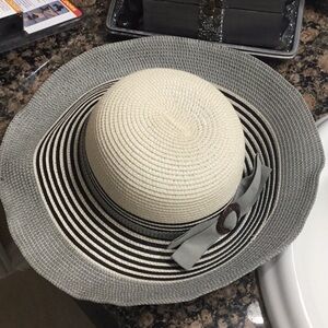 NWOT Summer hat with contrasting bow and metal buckle